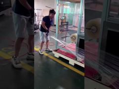 Machine d'emballage de film d'étirement avant l'emballage de boîtes en bois