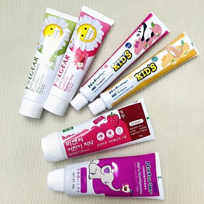 Machine de cartonnage horizontale compatible pour les tubes de dentifrice de différentes tailles