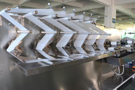Ligne de fabrication de lingettes pour bébés compactes avec alimentation continue et fonctionnement à grande vitesse pour la fabrication à grande échelle