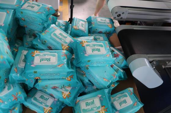 Machine d'emballage de lingettes humides durable équipée d'un système de contrôle avancé garantissant un emballage précis et un fonctionnement en douceur