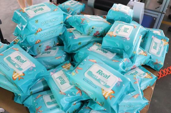 Machine d'emballage multifonctionnelle de lingettes humides adaptée à différents matériaux et tailles d'emballage assurant une grande flexibilité